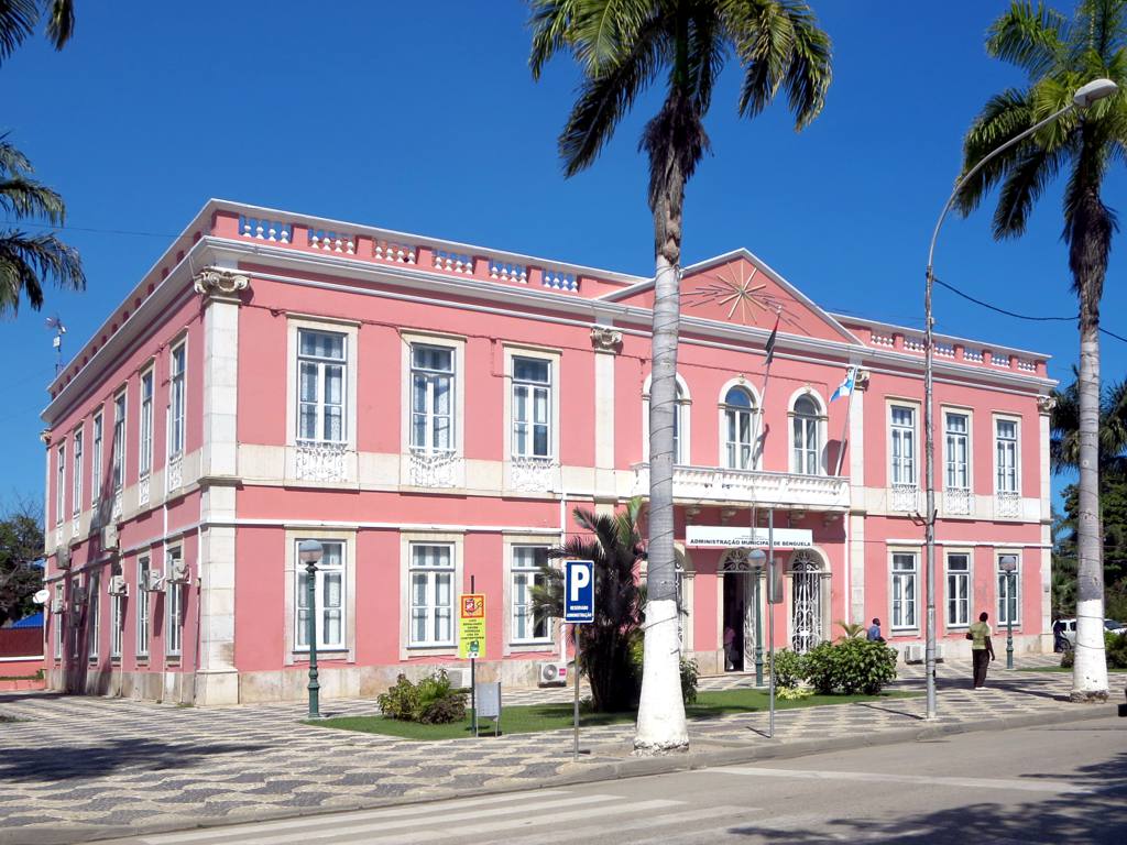 Town_Hall_of_Benguela_%2819849333155%29.jpg