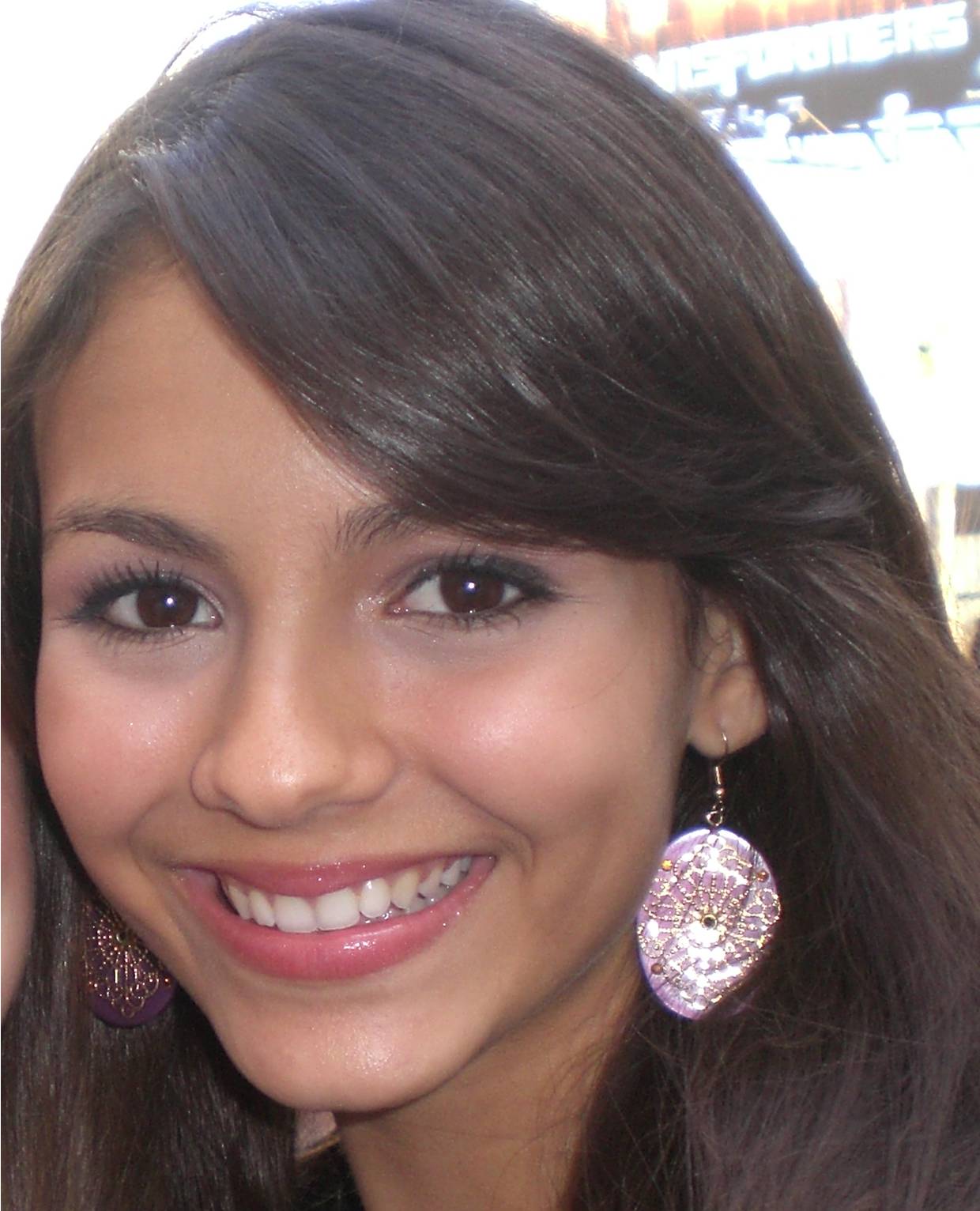 Fichiervictoria Justice With Fan Cropped — Wikipédia 