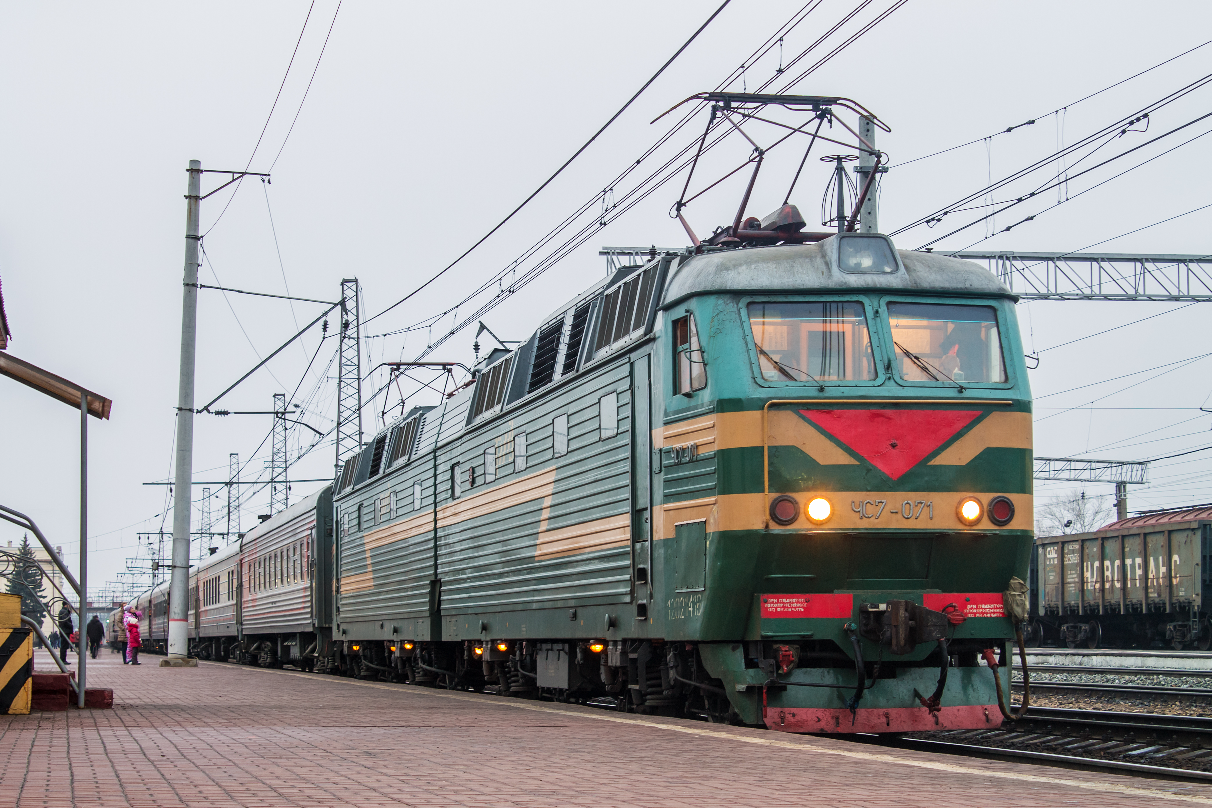 Электрички белгород. Чс7-071. Чс7 Курская. Поезд Белгород Тула. Поезд на Туле Курская.