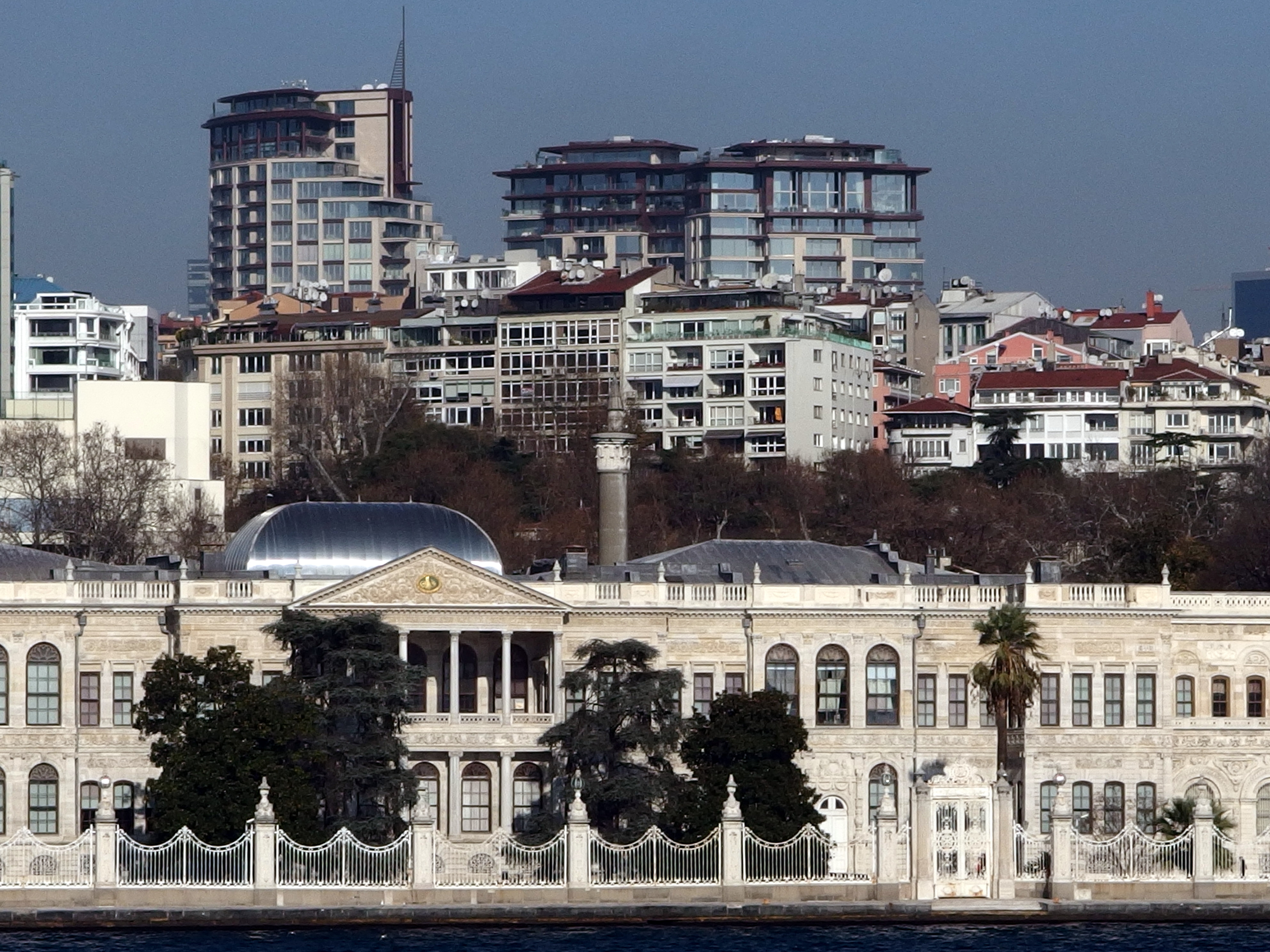 Istanbul 40 40. Часовая башня Долмабахче в Стамбуле.