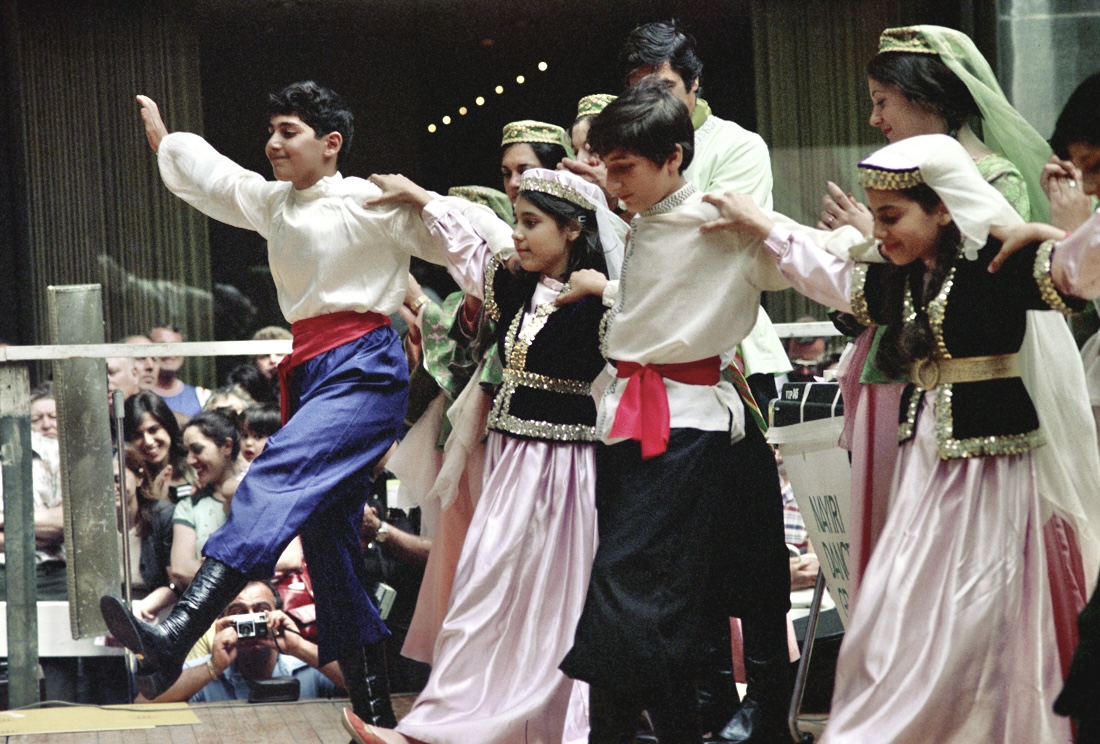 Армяне живущие в америке. Армянские танцоры. Баски и армяне. Восточные армяне. Армянские танцоры в белых юбках.