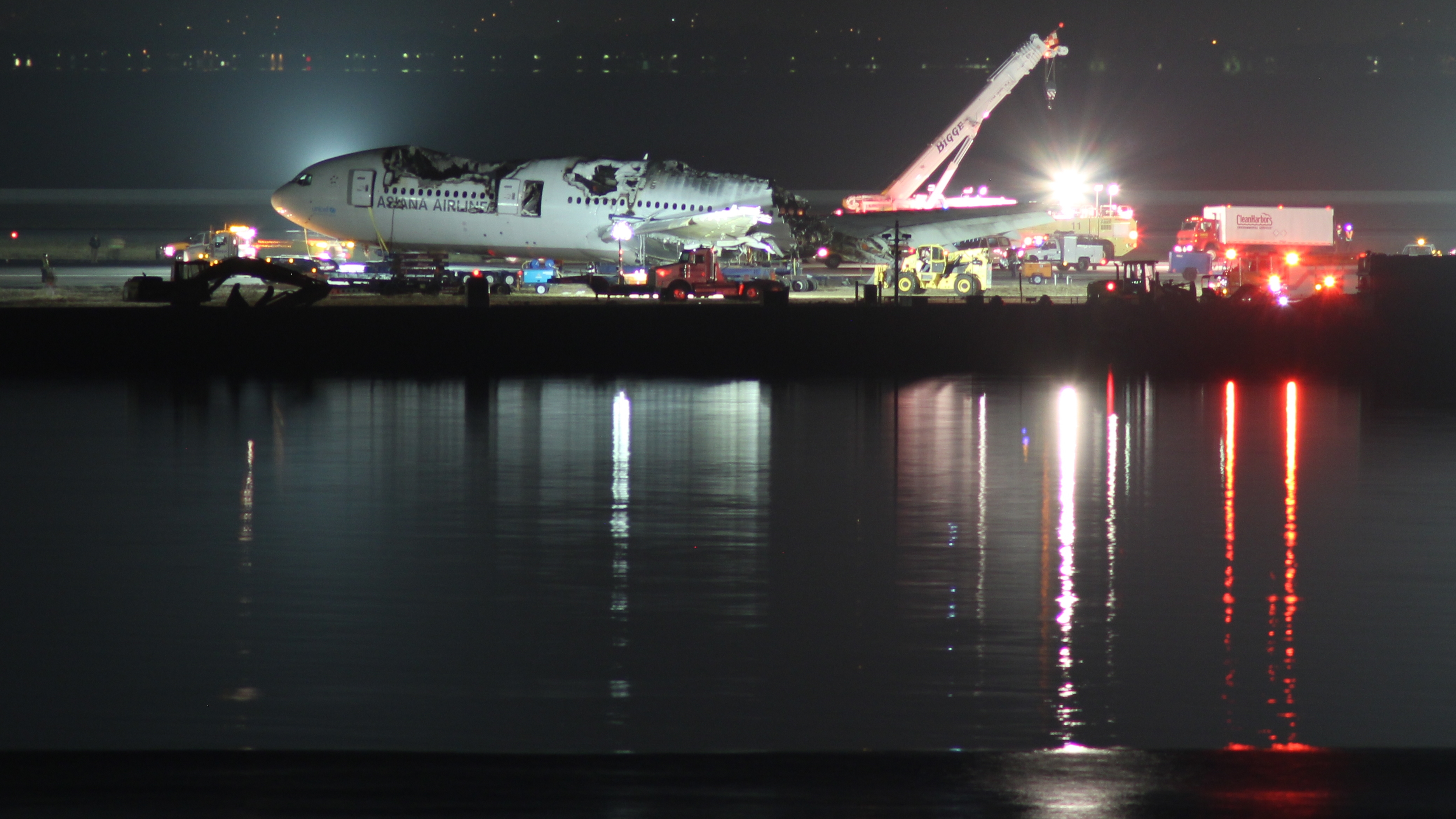 File Asiana 214 Wreckage Removal At Sfo Jpg Wikimedia Commons