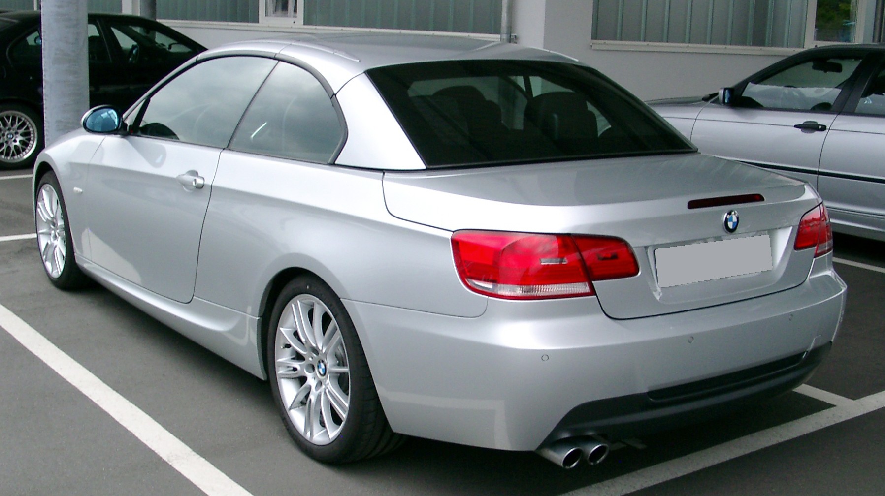 https://upload.wikimedia.org/wikipedia/commons/5/5d/BMW_E93_rear_20080524.jpg