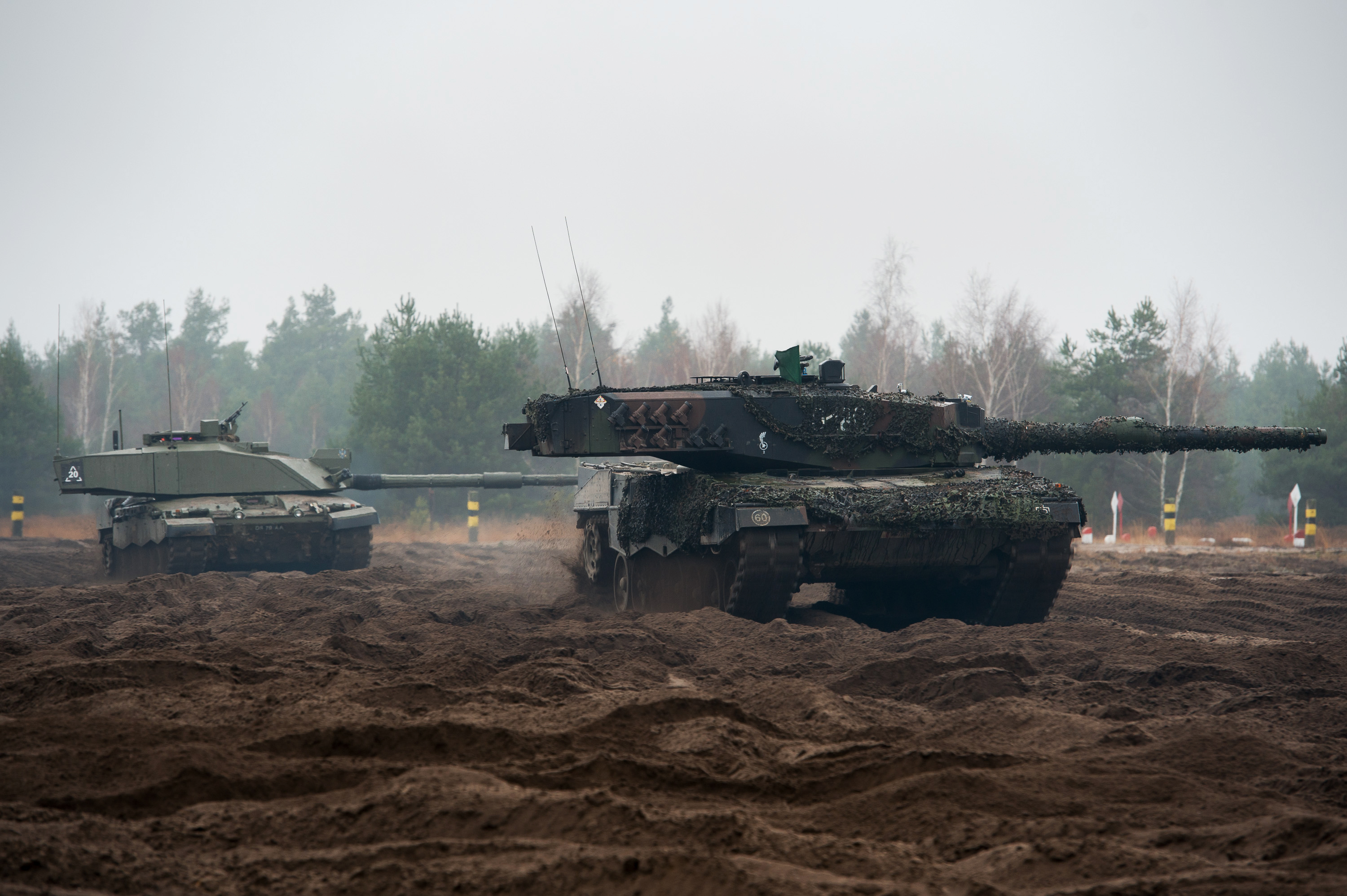 File British Challenger 2 And Polish Leopard 2 Tank Operating Together Mod Jpg Wikimedia Commons