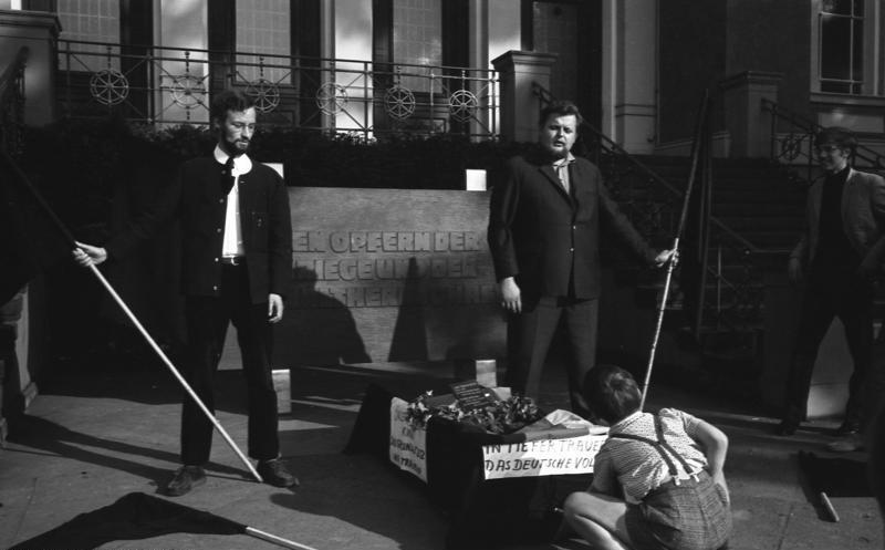 File:Bundesarchiv B 145 Bild-F027125-0007a, Bonn, Demonstration im Hofgarten (cropped).jpg