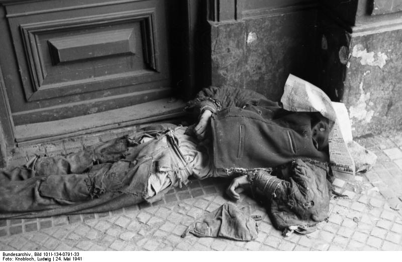 File:Bundesarchiv Bild 101I-134-0791-33, Polen, Ghetto Warschau, Liegender Mann.jpg