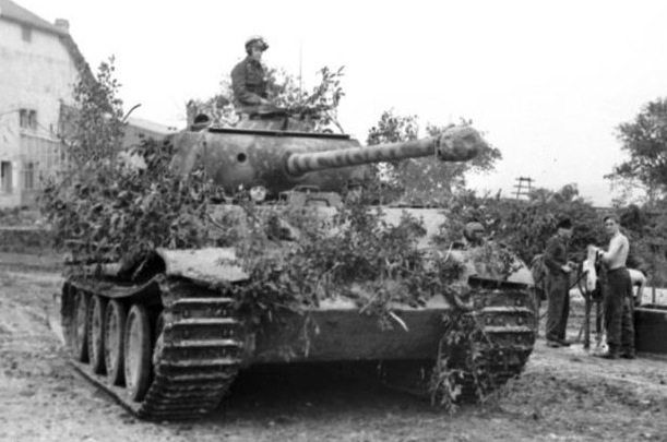 File:Bundesarchiv Bild 101I-301-1955-32, Nordfrankreich, Panzer V (Panther) mit Infanterie.2.jpg