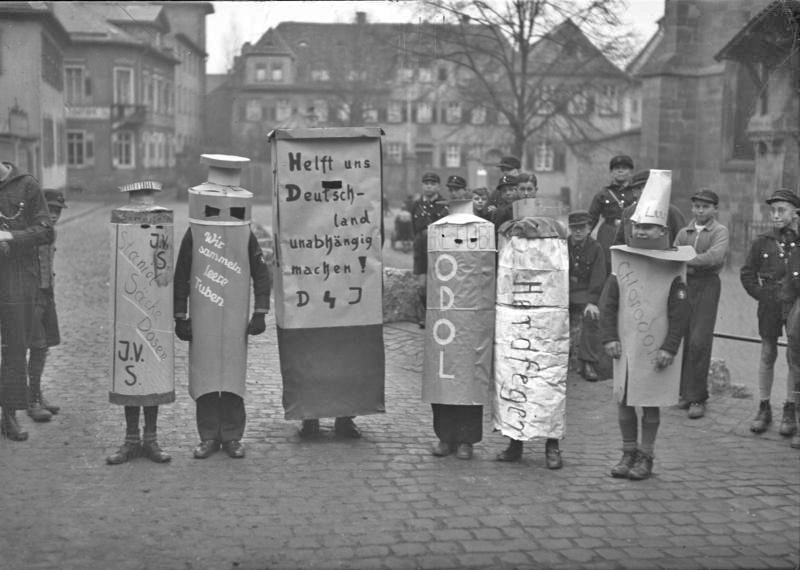 File:Bundesarchiv Bild 133-375, Worms, Altmetallsammlung der Hitlerjugend.jpg