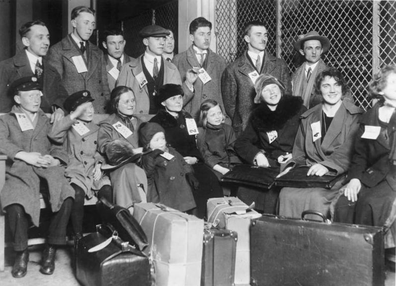 File:Bundesarchiv Bild 183-R17676, USA-Einwanderer auf Ellis Island.jpg