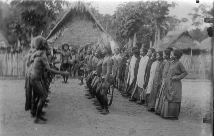 File:COLLECTIE TROPENMUSEUM Dansende mannen en vrouwen te Tepa op het eiland Babar TMnr 60009741.jpg