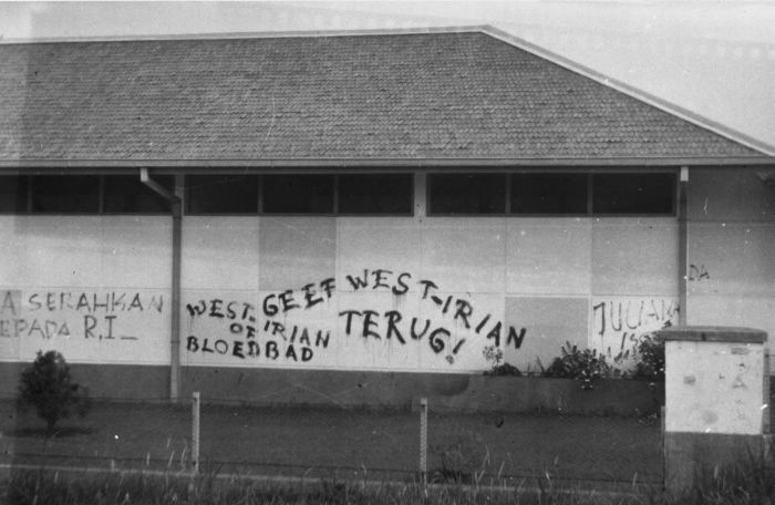 File:COLLECTIE TROPENMUSEUM Leuzen tegen de aanwezigheid van Nederland in Nieuw-Guinea op de muren van een loods in Kebajoran TMnr 60034247.jpg