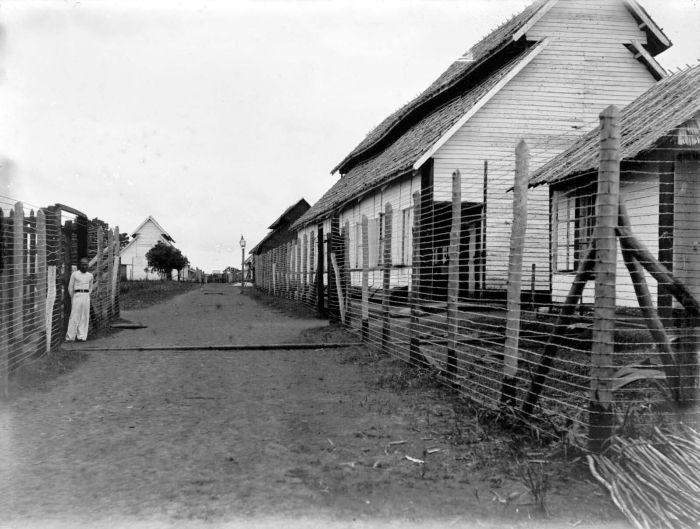 File:COLLECTIE TROPENMUSEUM Ziekenhuisbarakken van de Singkep Tin Maatschappij Singkep TMnr 10002388.jpg