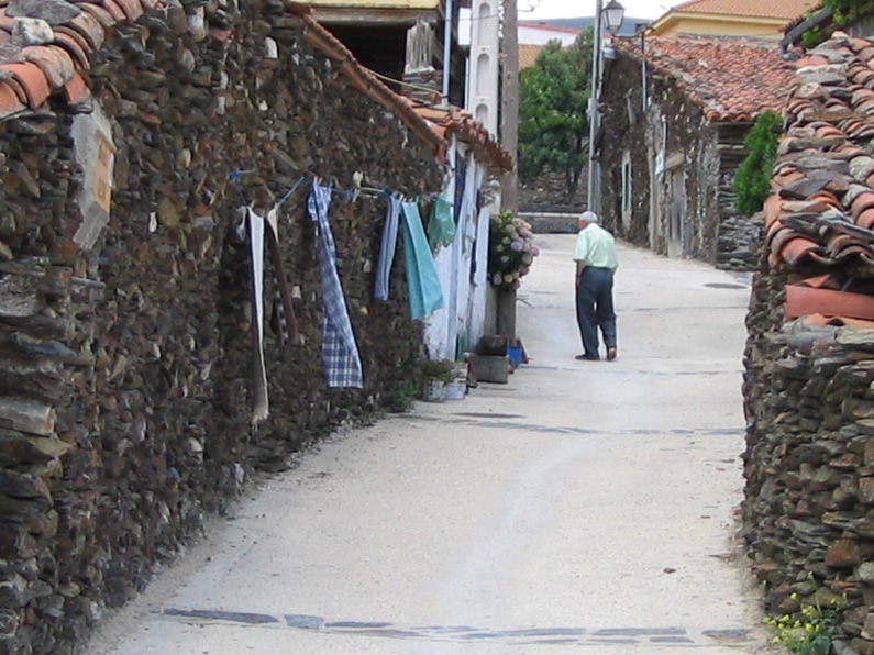 File:Calle escogida al azar (el Atazar).jpg