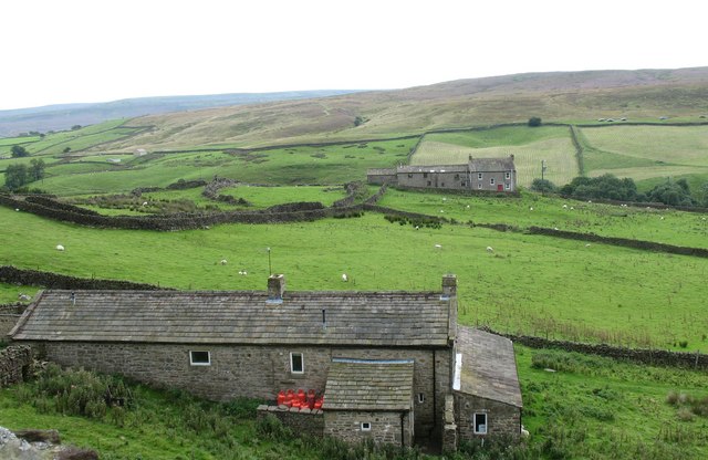 File:Castle Farm and Castle Farm House - geograph.org.uk - 945812.jpg