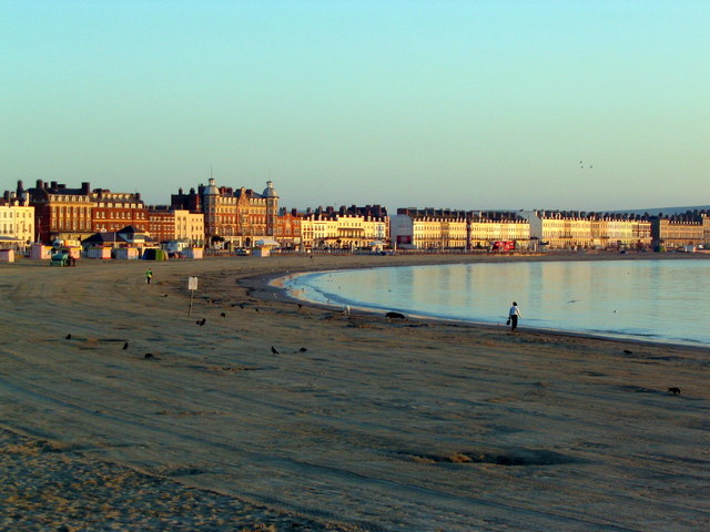File:Early morning on Weymouth beach - geograph.org.uk - 539402.jpg