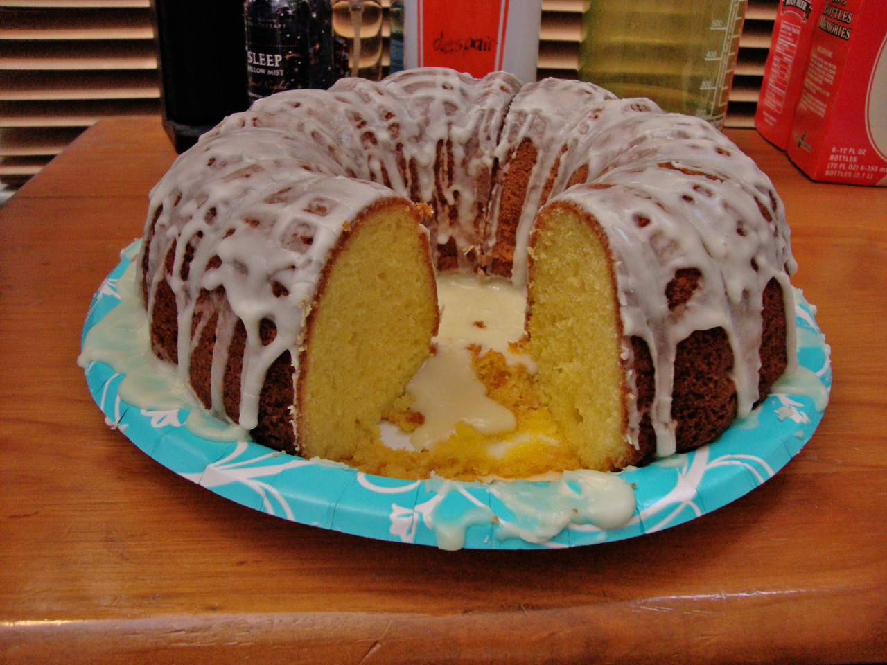https://upload.wikimedia.org/wikipedia/commons/5/5d/Glazed_Lemon_Bundt_Cake.jpg