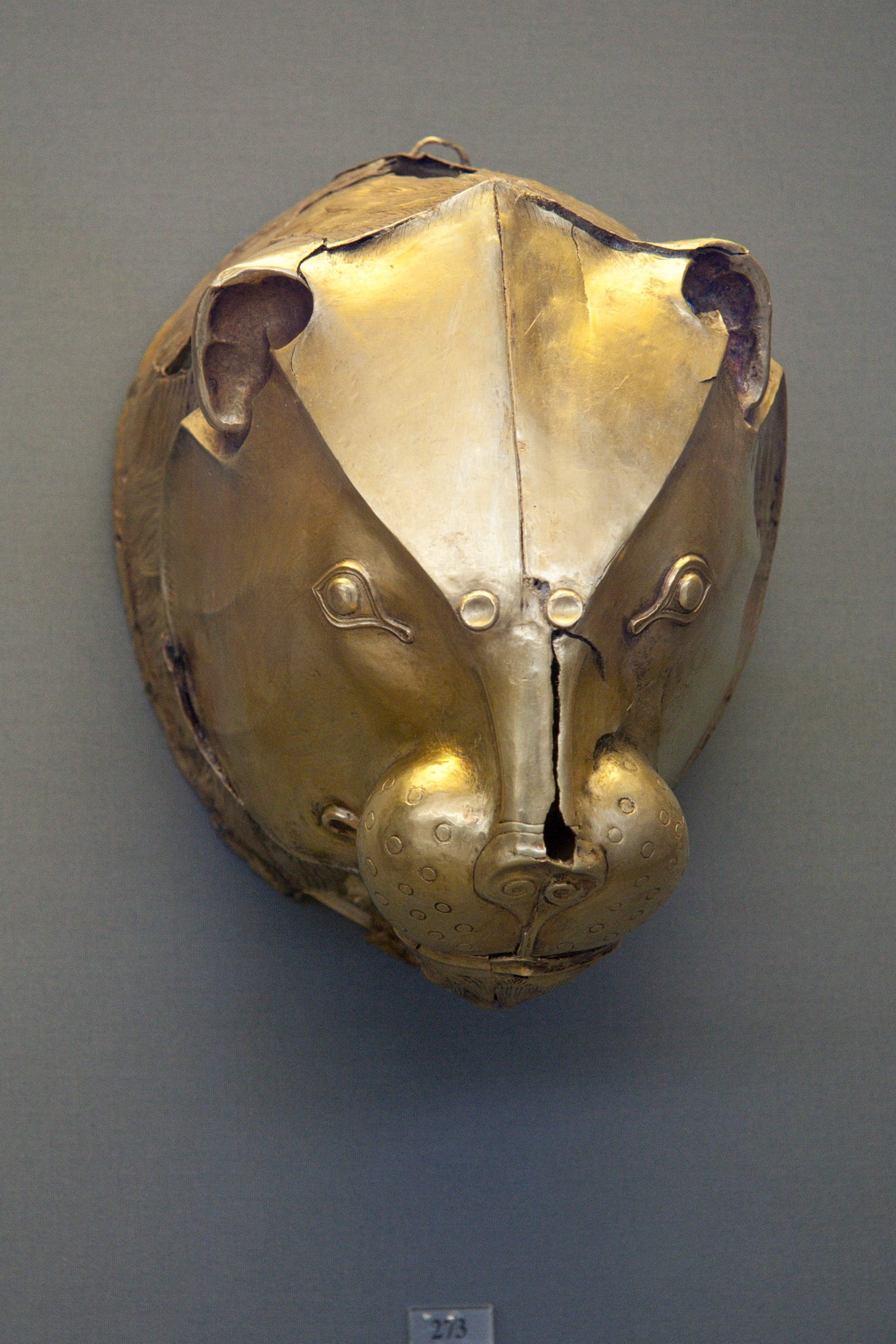 File:Gold rhyton in the shape of a lion's head Mycenaean, NAMA 273 080829.jpg - Wikimedia Commons