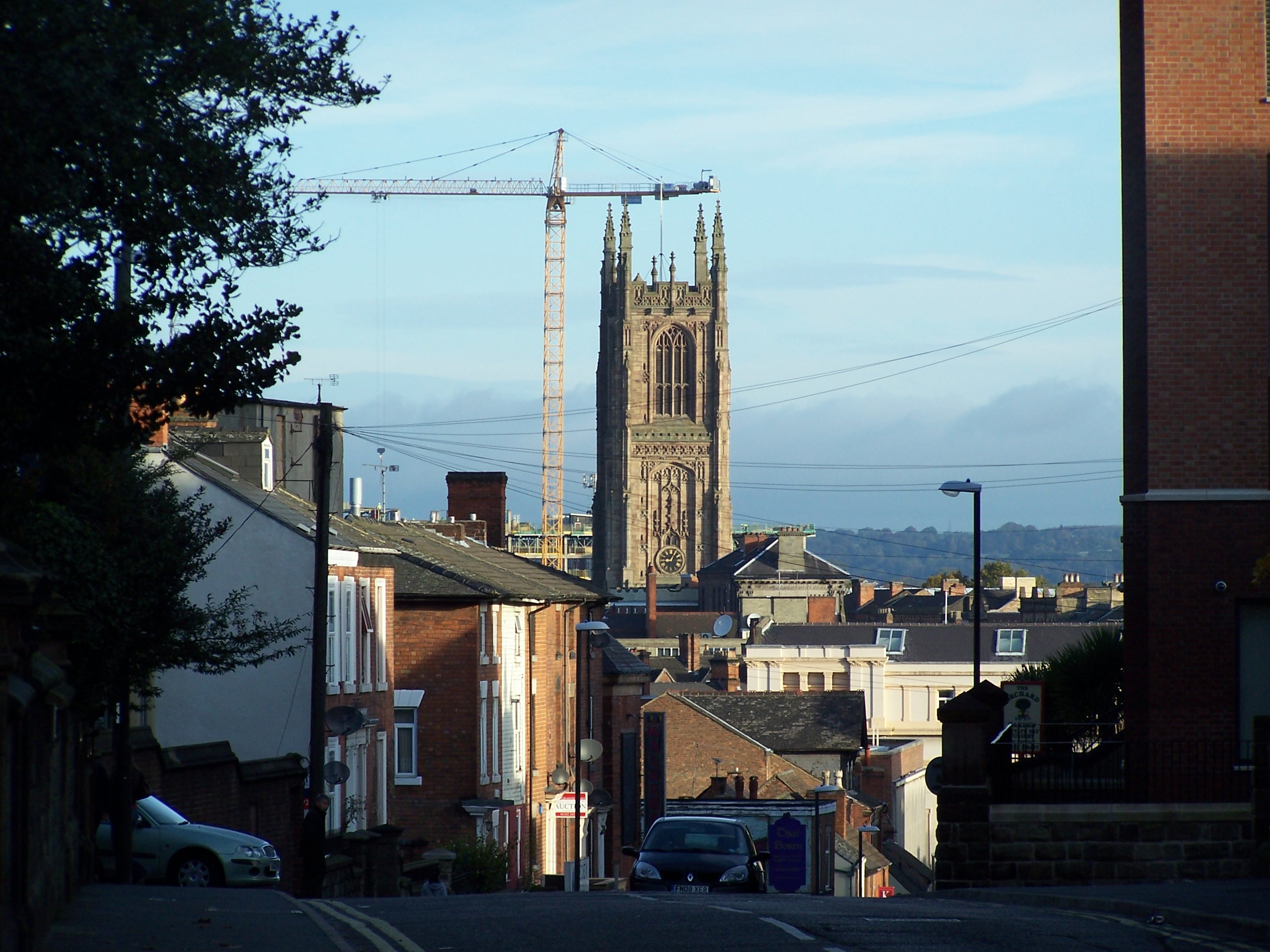 Vista da cidade e da torre da Catedral de Green Lane no condado de derbyshire