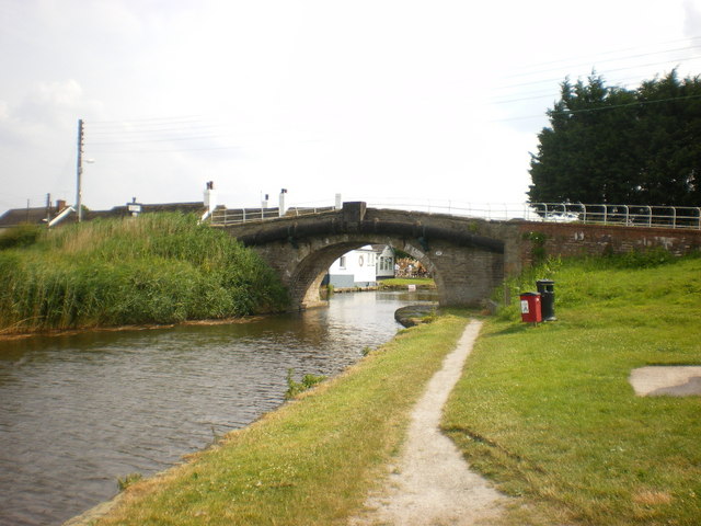 File:Halsall Warehouse Bridge - geograph.org.uk - 1385880.jpg