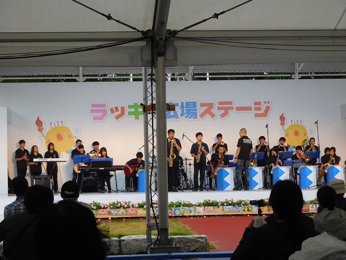 File:Ikiiki Ibaraki Yume Kokutai Athletics, Lucky Plaza Stage Performance.jpg