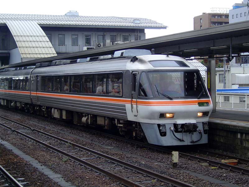 Đặc biệt, khi xuất phát từ Kyoto/Osaka, bạn nên lựa chọn Hida Limited Express vì nó rẻ hơn nhiều so với các tuyến khác.