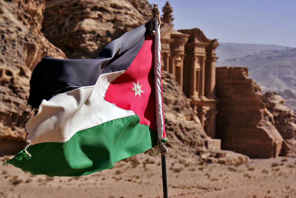 fleksibel samvittighed Kærlig File:Jordan flag in Petra.jpg - Wikimedia Commons