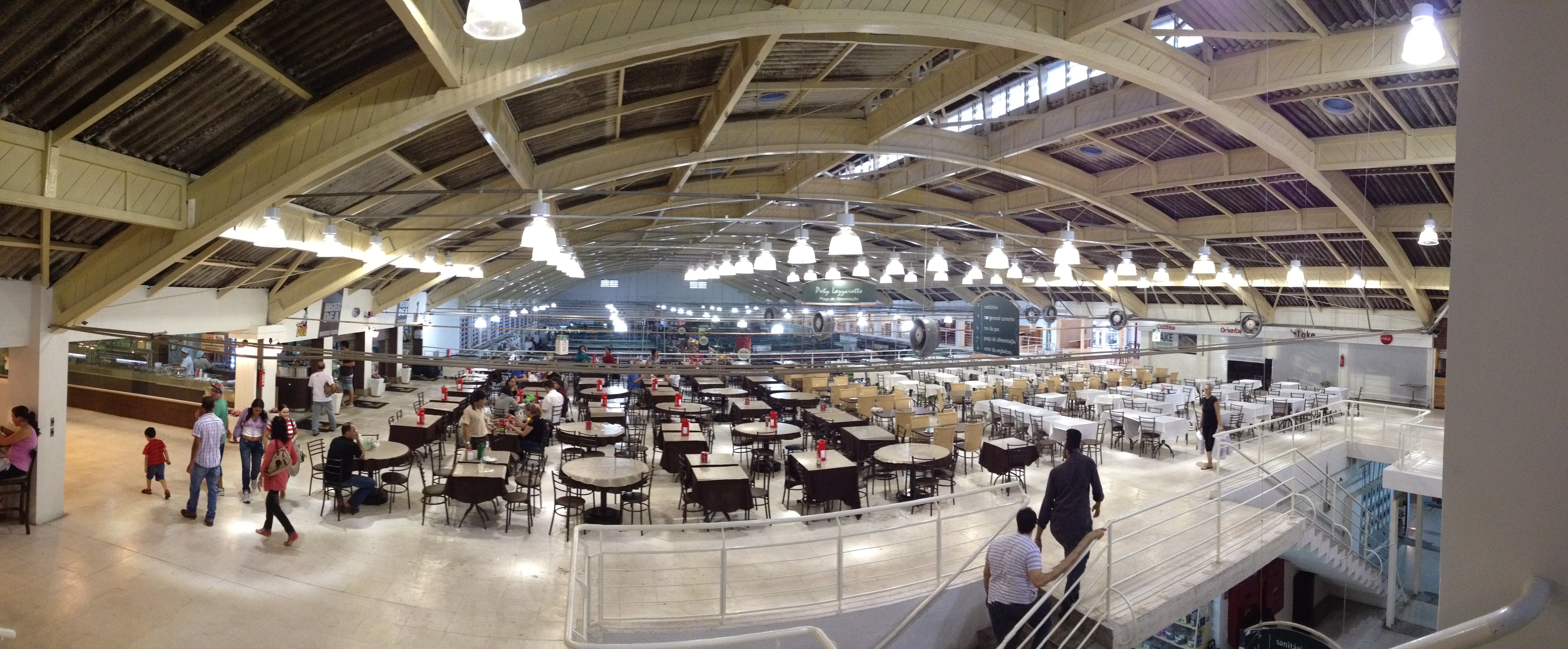 Parte interior do Mercado Municipal de Curitiba - PR.