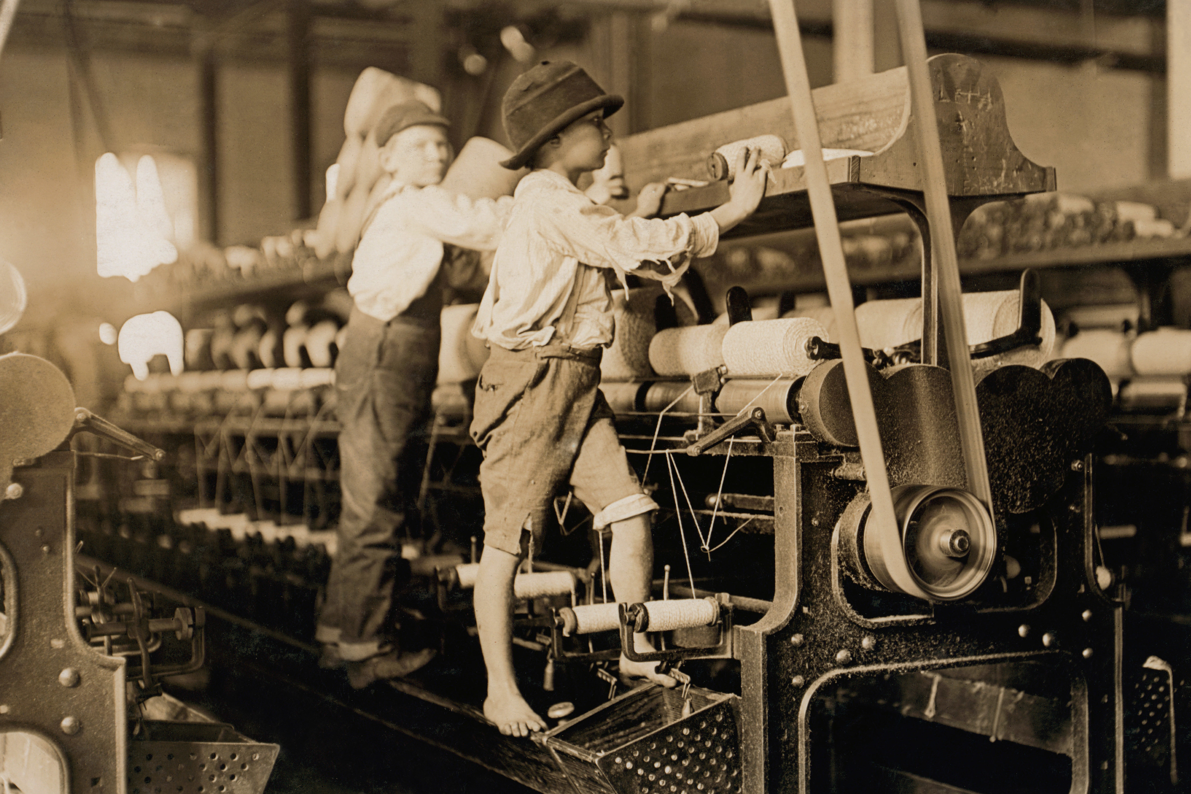 Фабричные дети. Детский труд в Англии в 19 веке. Ткацкая фабрика Великобритания 19 век. Льюис Хайн девочка на ткацкой фабрике. Lewis wickes Hine.