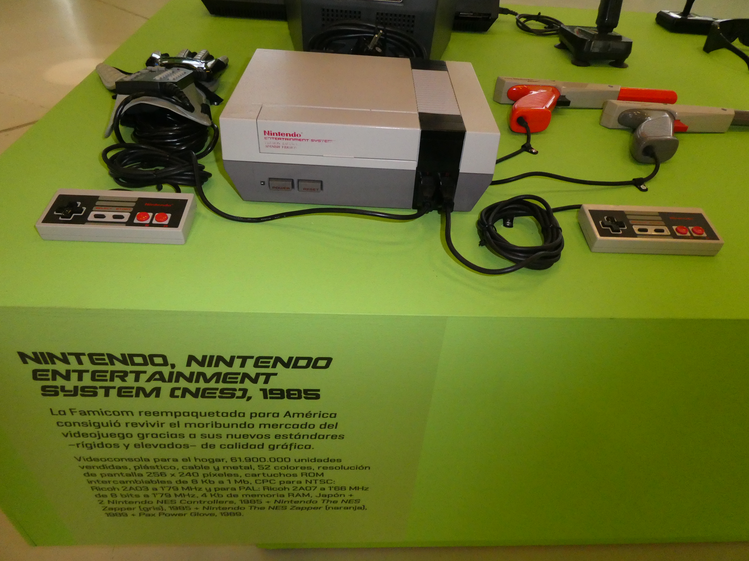budget At blokere Vild File:Nintendo Entertainment System NES (1985) 1.jpg - Wikimedia Commons