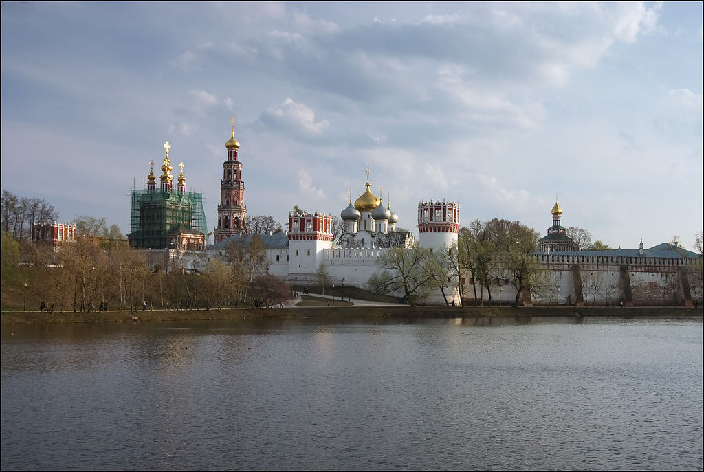 Новодевичий монастырь в москве как добраться. Киево-Николаевский Новодевичий монастырь. Новодевичий монастырь 500 лет. Новодевичий монастырь с МГУ вид. Киево-Николаевский Новодевичий монастырь где находится.