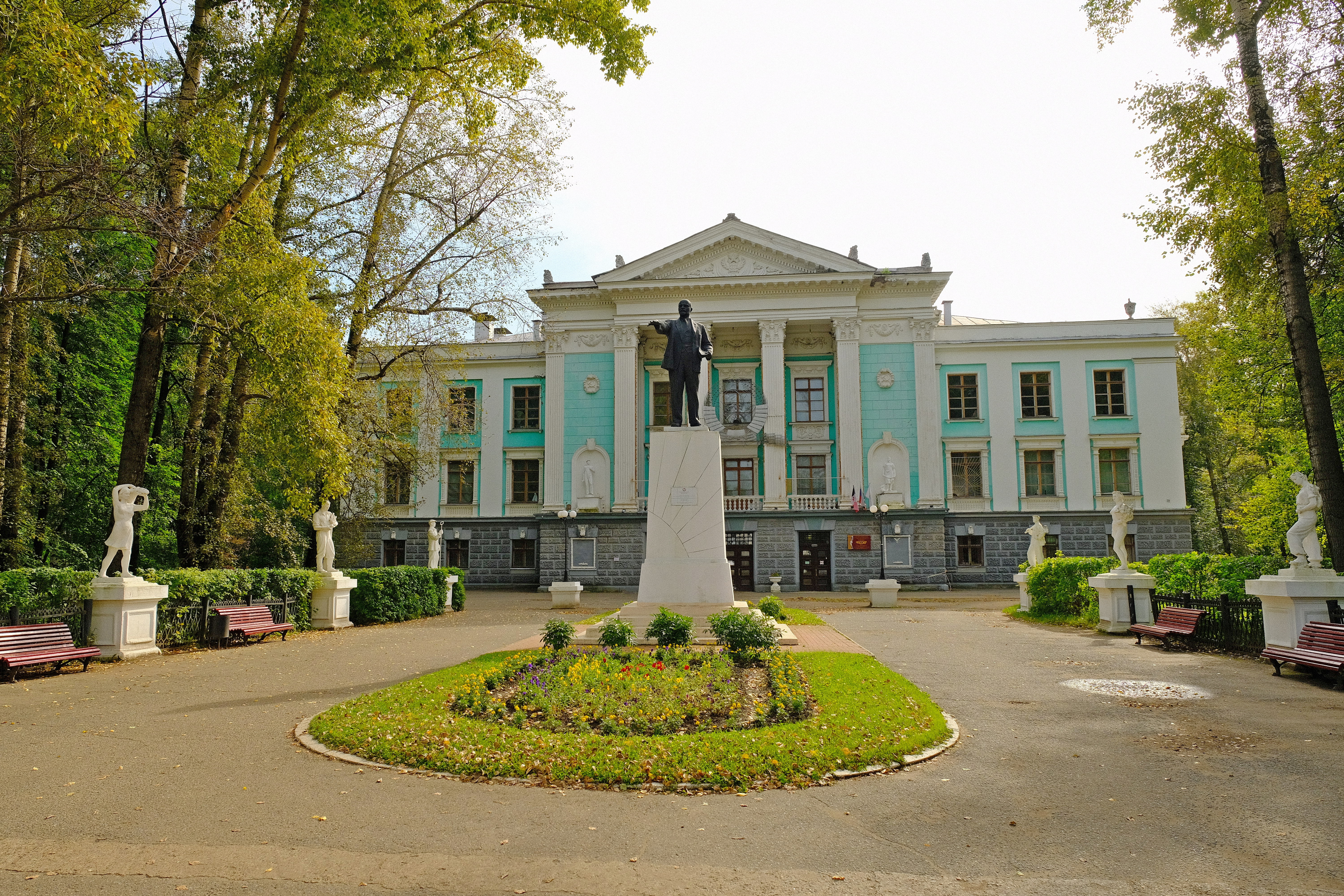 Города центры культуры. Глазов дворец культуры. Россия (культурный центр, Глазов). Общественно культурный центр Россия в Глазове. Дом культуры Россия Глазов.