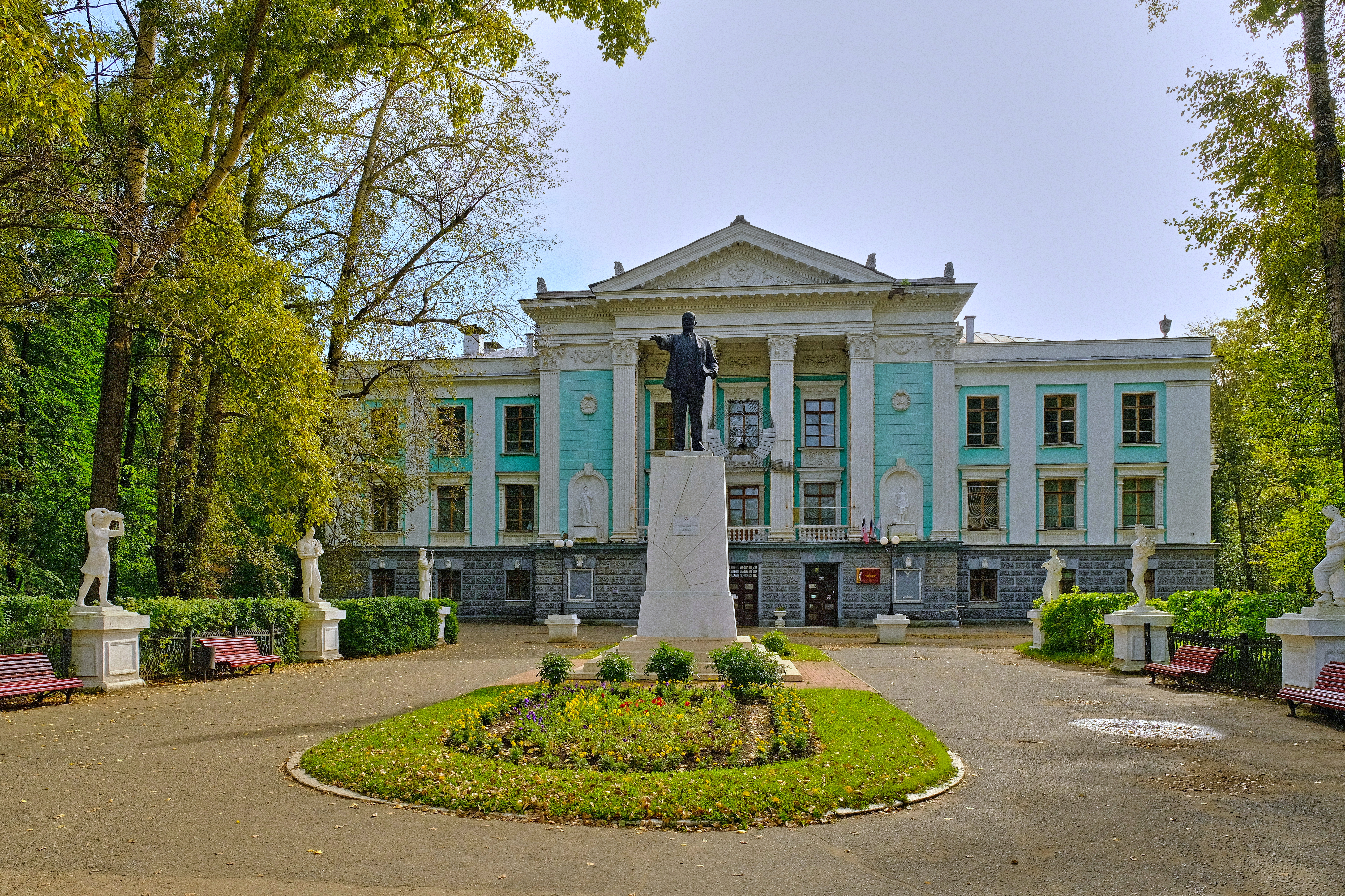 Учреждения глазова. Россия (культурный центр, Глазов). Глазов дворец культуры. Общественно культурный центр Россия в Глазове. Дом культуры Россия Глазов.