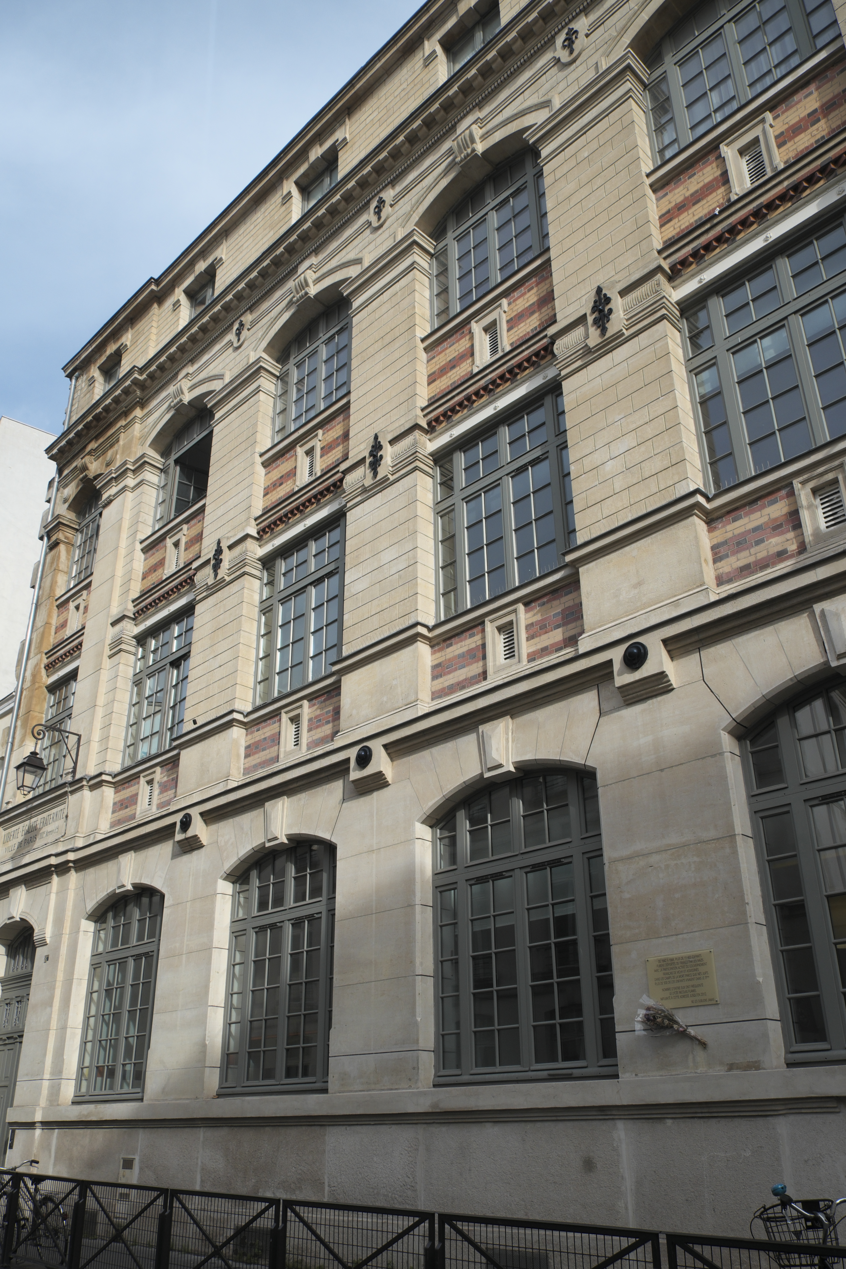 File:Paris 3e 8 rue de Montmorency École primaire 450.jpg - Wikimedia  Commons