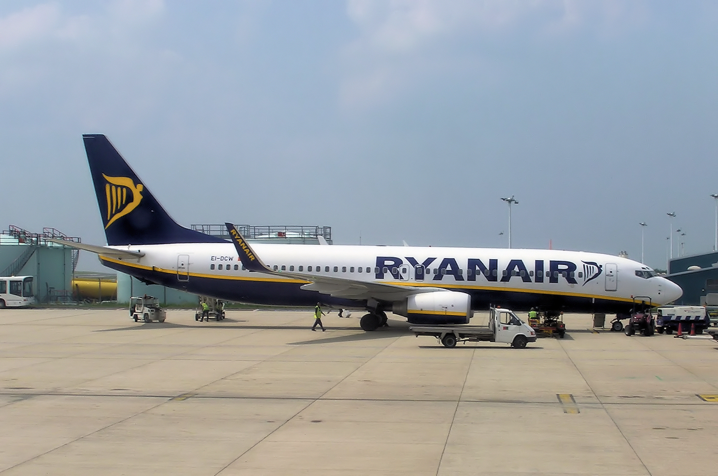 file-ryanair-b737-800-ei-dcw-arp-jpg-wikipedia