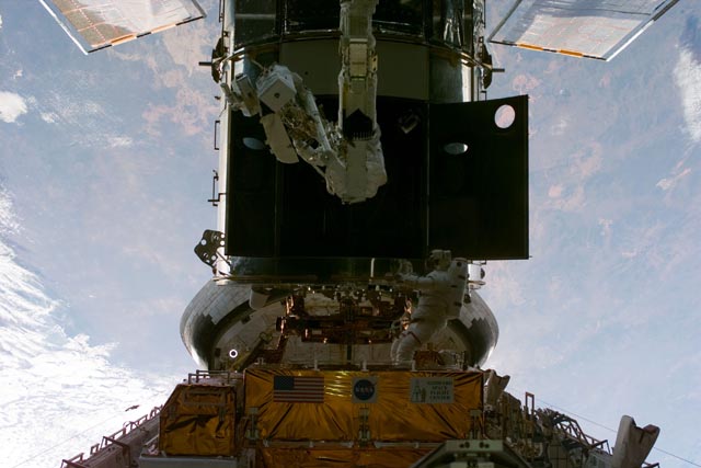 File:S103E5262 - STS-103 - EVA-1 - Smith and Grunsfeld working on the HST - DPLA - bec37c47baa75e99b01a17d865065b6f.jpg