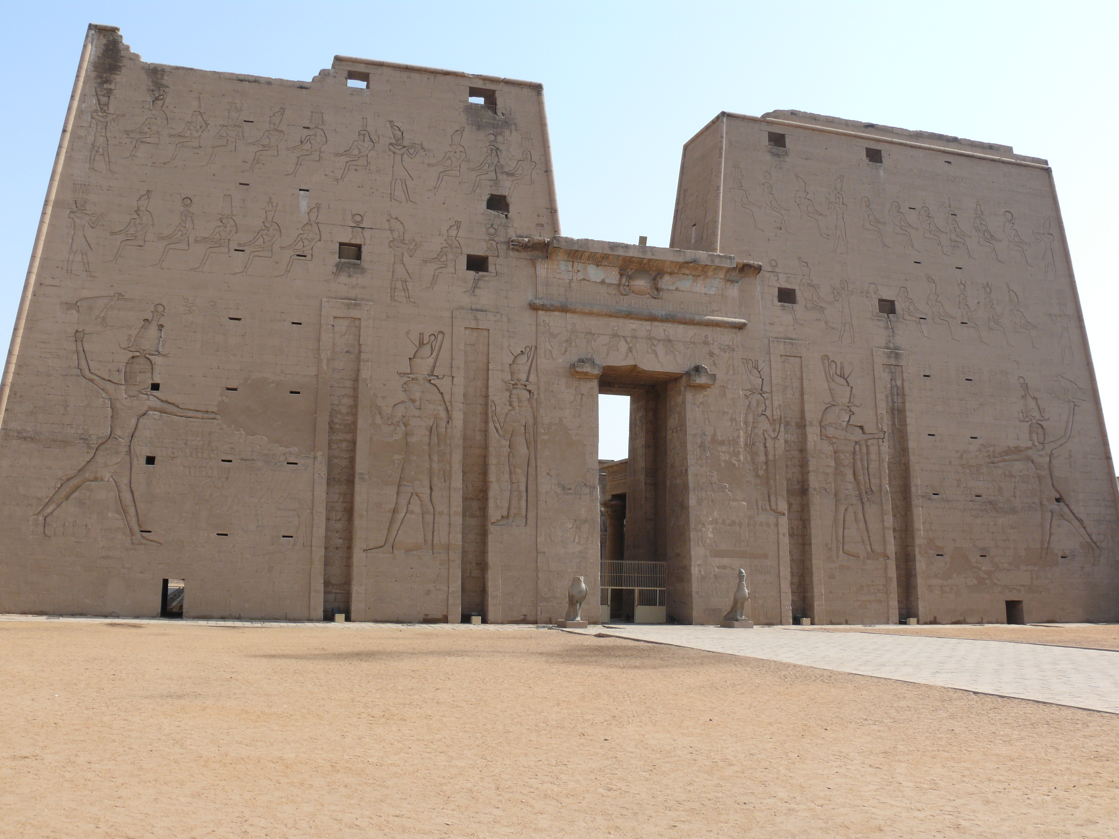 Temple of Edfu 02.jpg Архитектура Древнего Египта