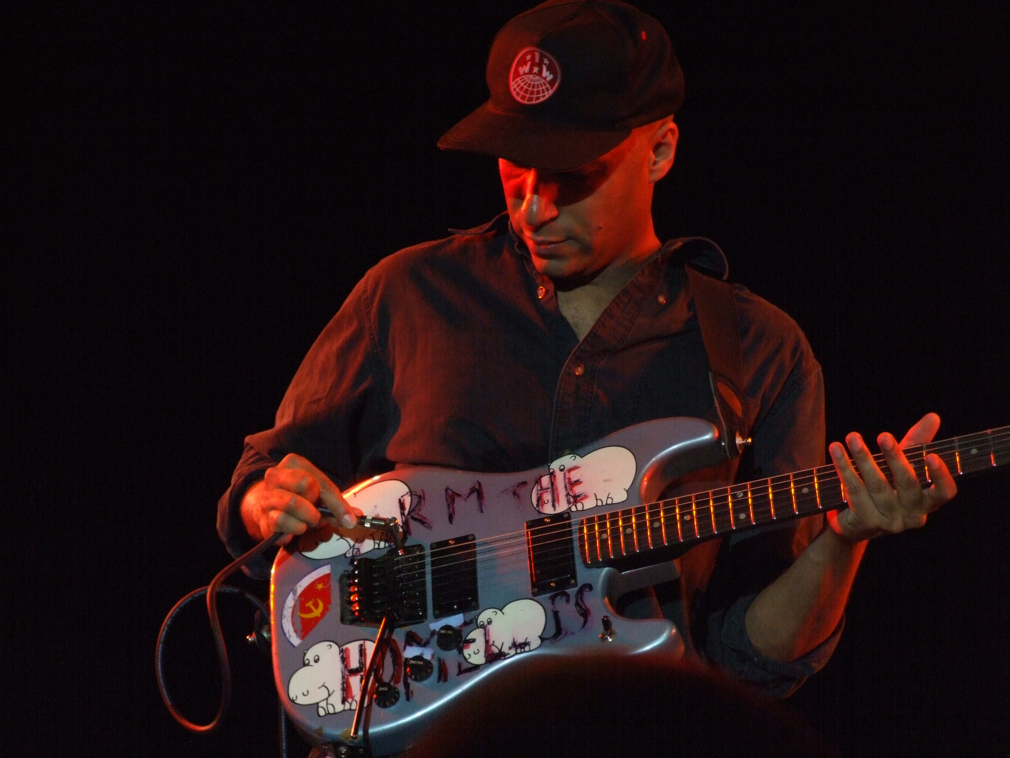 Tom Morello usando el cable para tocar la guitarra.