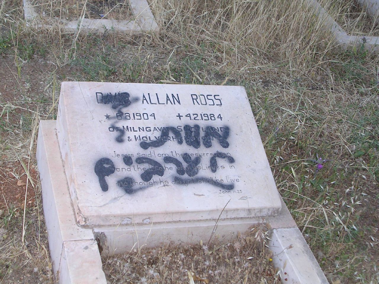 Vandalized_grave.jpg