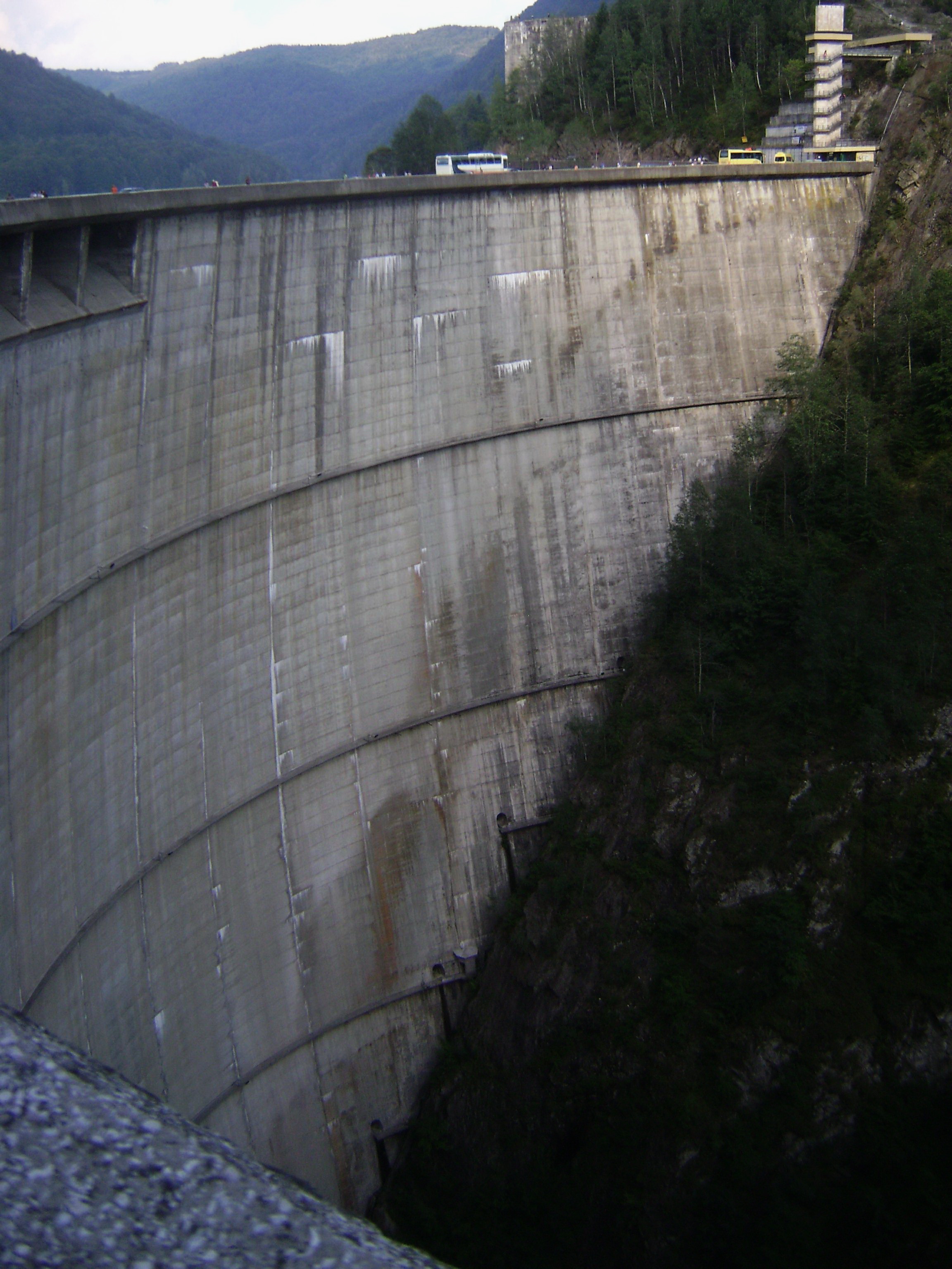 Scholarship On the ground chat File:Vidraru Dam in Romania.JPG - Wikimedia Commons