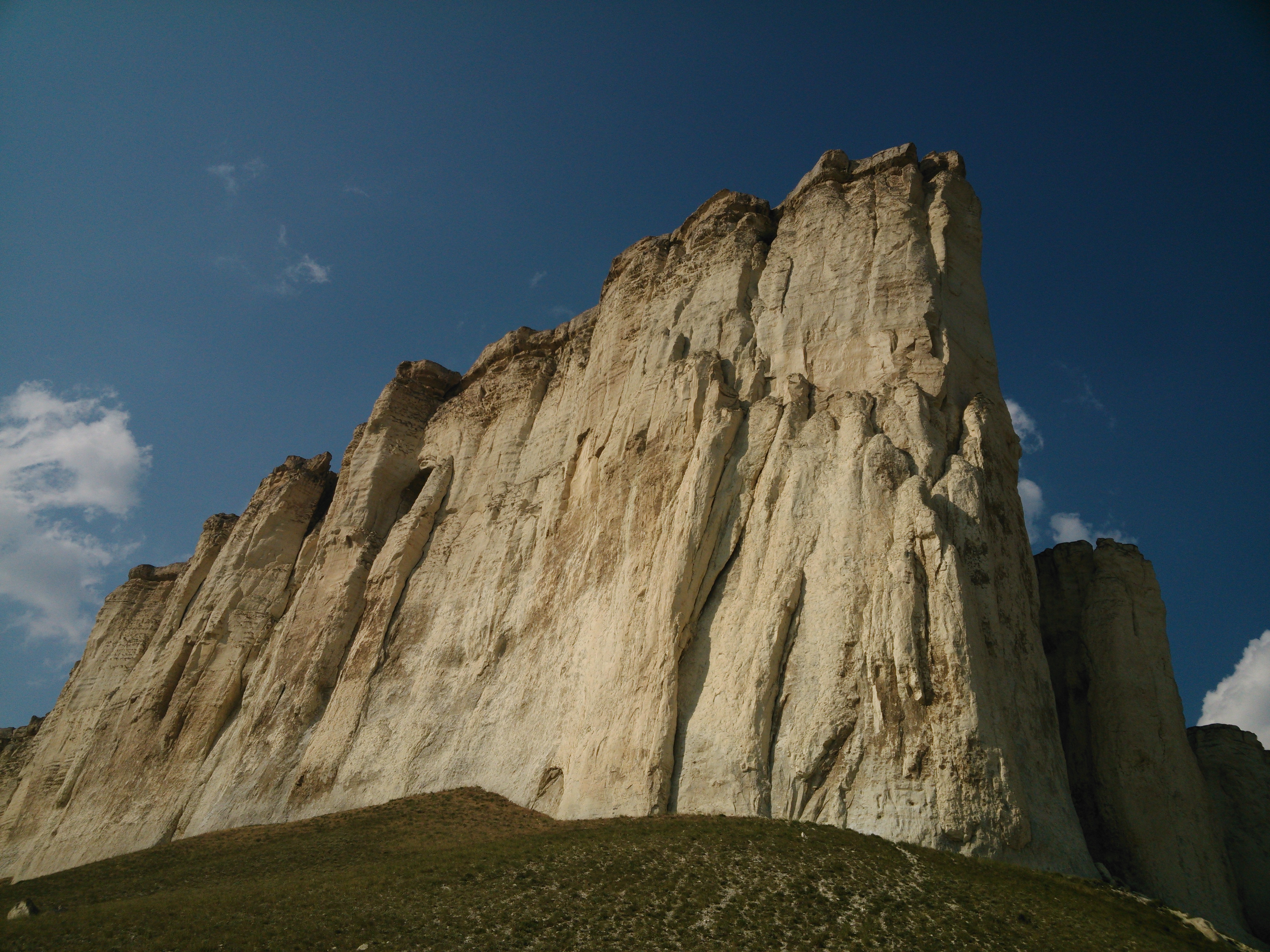 White rock s. White Rock. Rock белый. Longmire's Rocks in Ecclerigg Crag inscriptions.