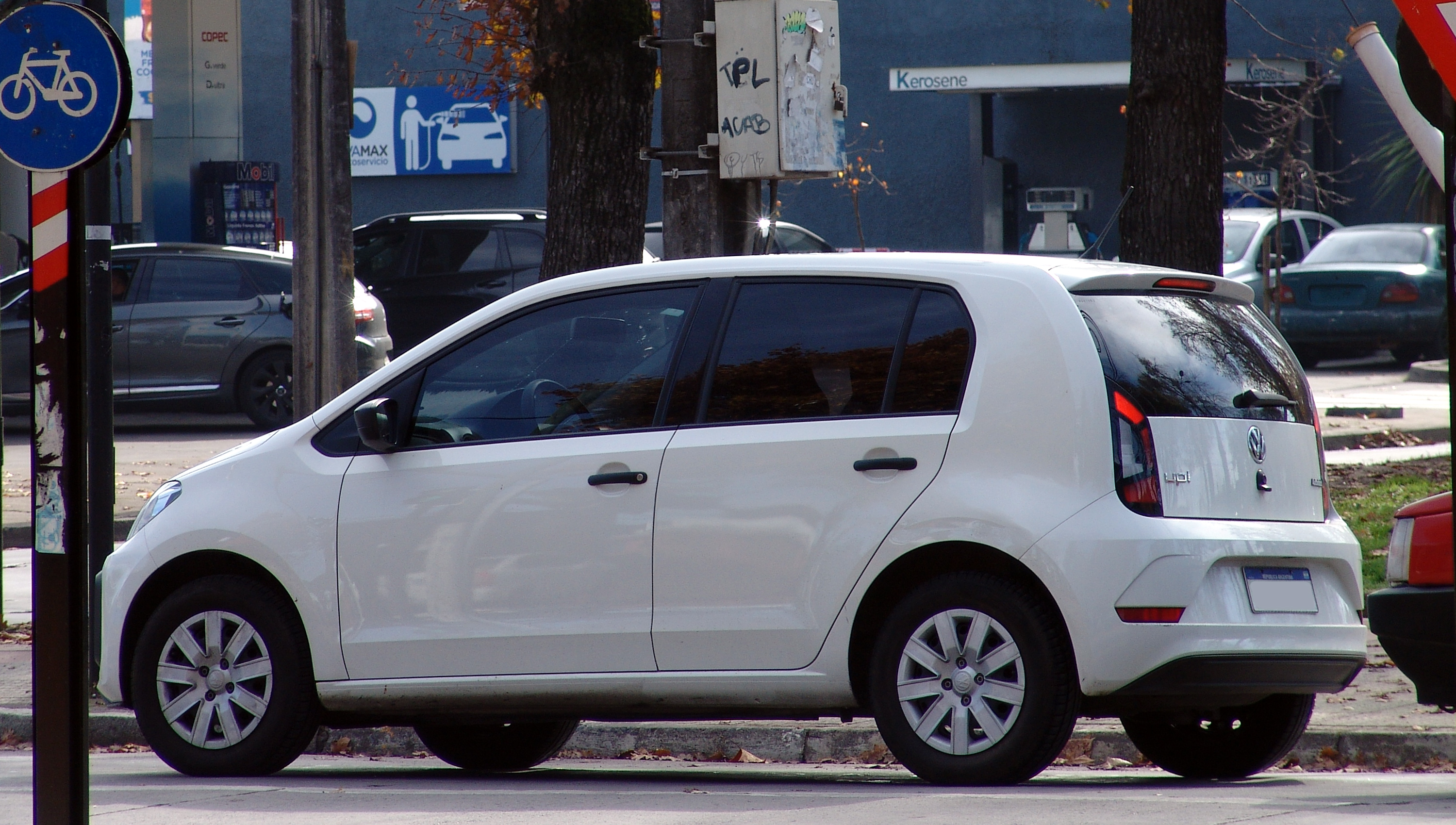 File:Seat Leon (1P) – Heckansicht, 17. April 2011, Düsseldorf.jpg