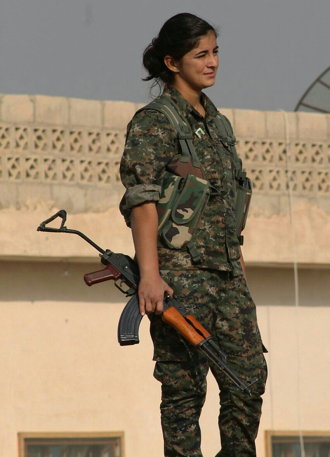 File A Kurdish Ypj Fighter Holds Her Rifle Jpg Wikimedia Commons