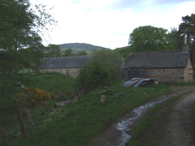 File:Approach to Balnagowan farm - geograph.org.uk - 821638.jpg