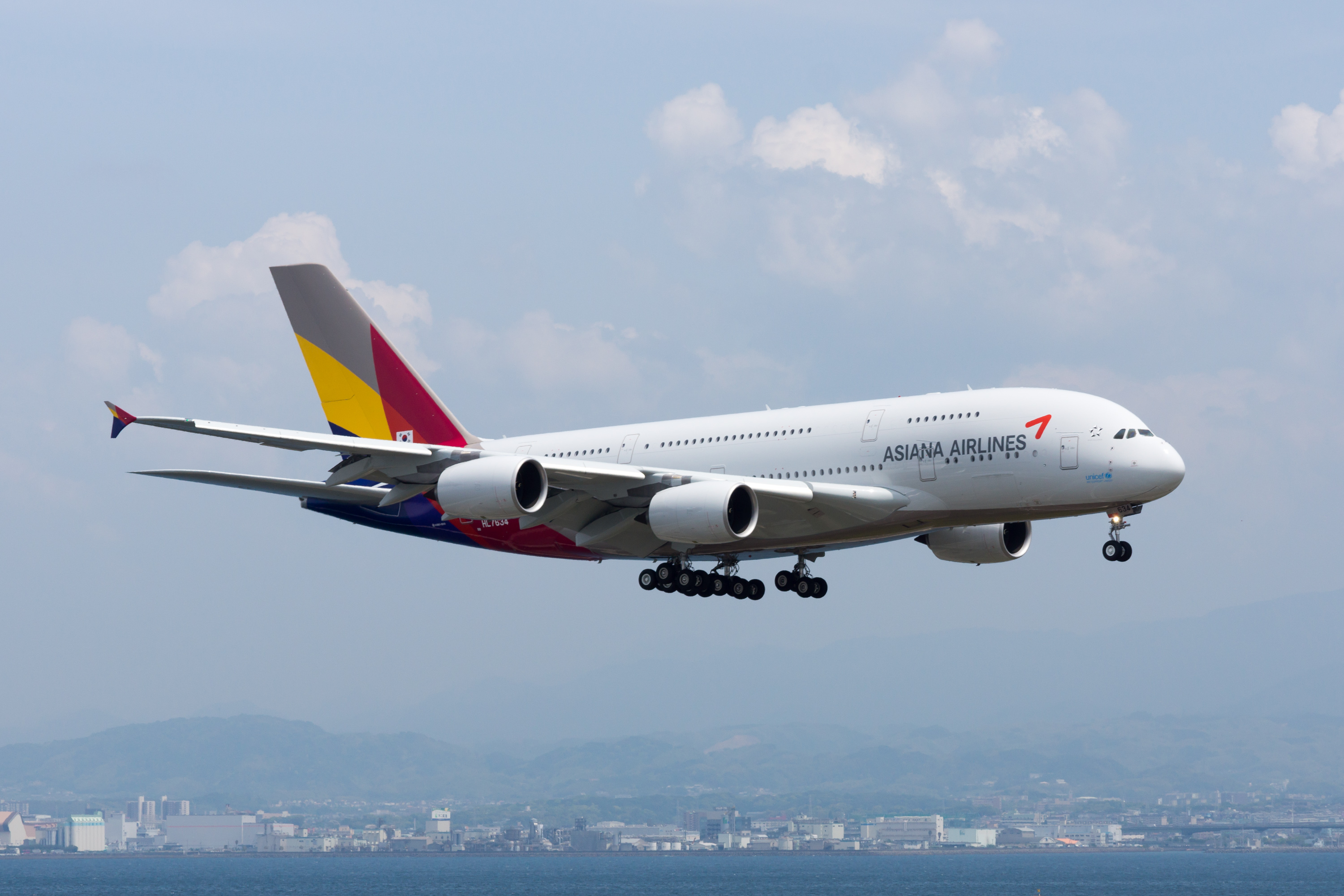 File:Asiana Airlines, A380-800, HL7634 (17578755889).jpg 