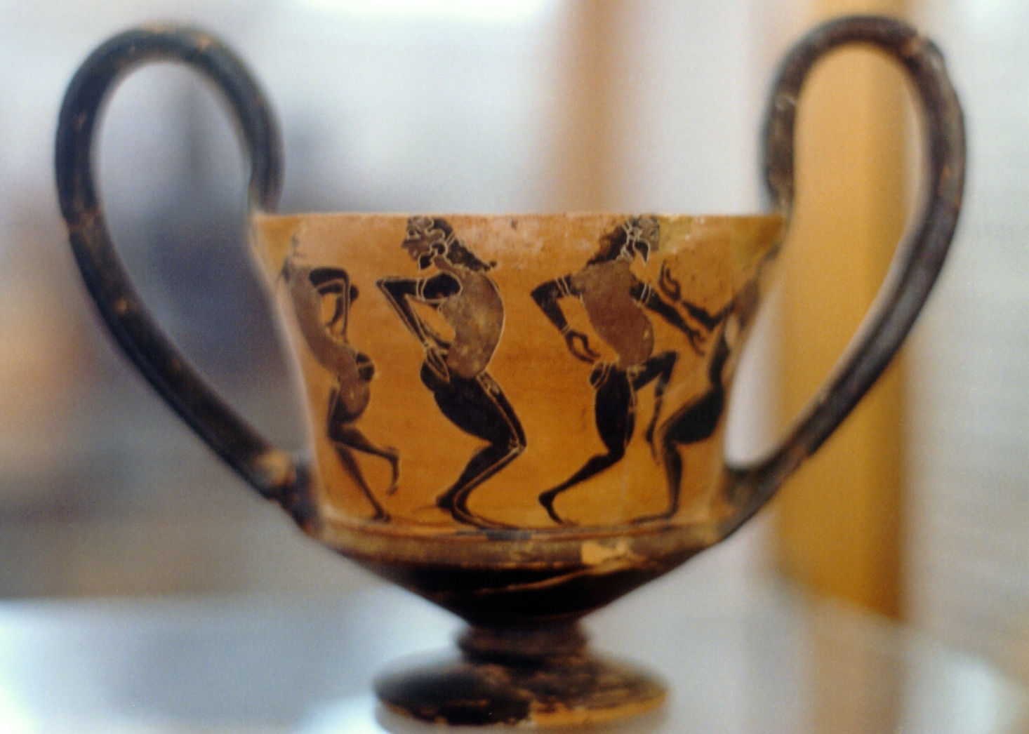 Black-figure kantharos, satyrs dancing, AM Thebes,0103.jpg