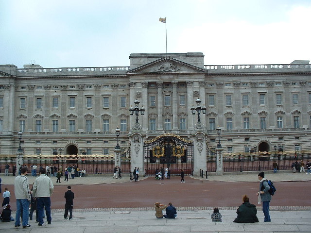 File:Buckingham Palace - geograph.org.uk - 24910.jpg