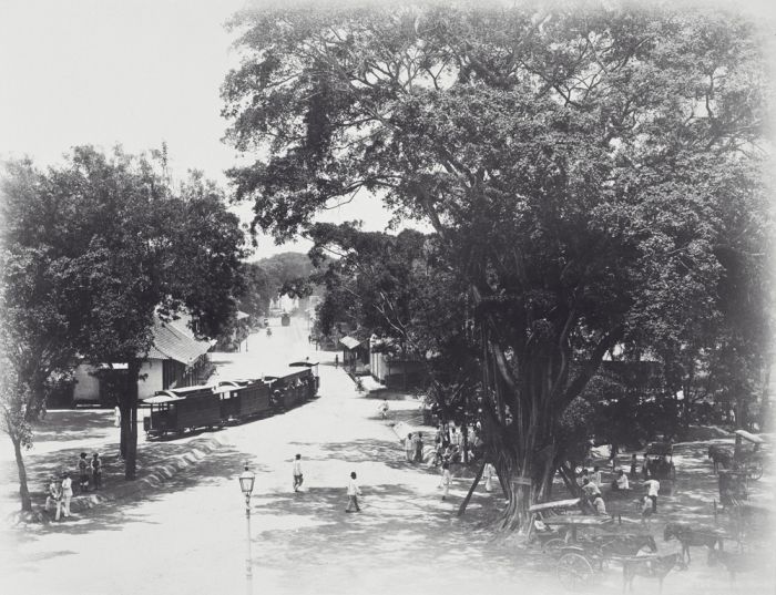 File:COLLECTIE TROPENMUSEUM Gezicht vanaf het Stadhuisplein in de Prinsenstraat met in de verte de Amsterdamsche Poort Batavia. TMnr 60039831.jpg