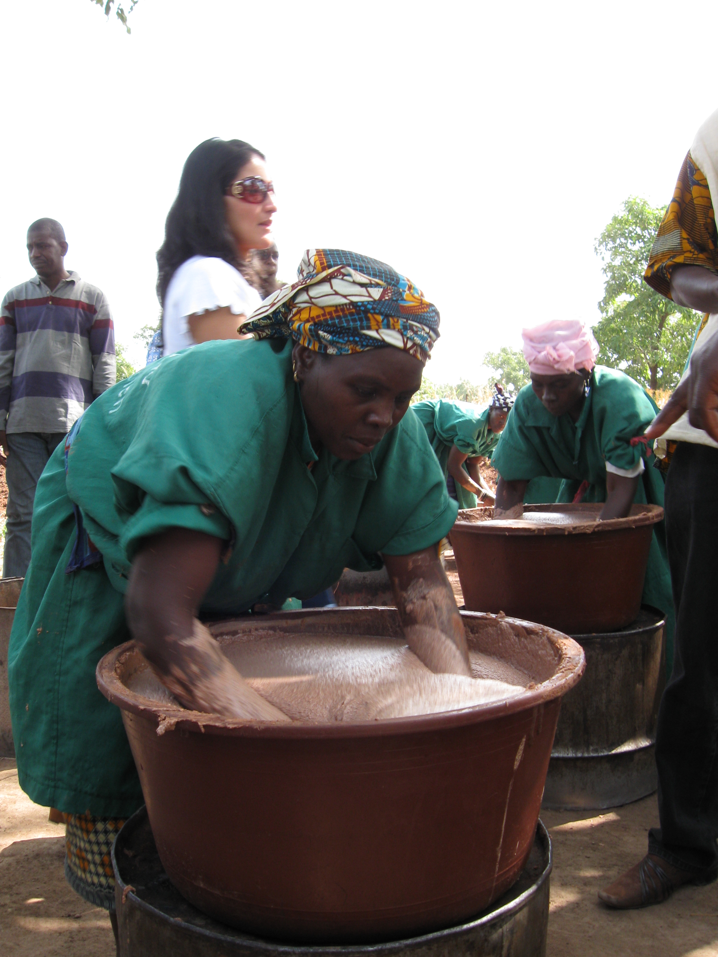 Экономическое развитие мали. Мали сельское хозяйство. African woman Farmer with Shea Butter.