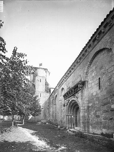 File:Eglise - Portail nord et clocher - Macqueville - Médiathèque de l'architecture et du patrimoine - APMH00030821.jpg