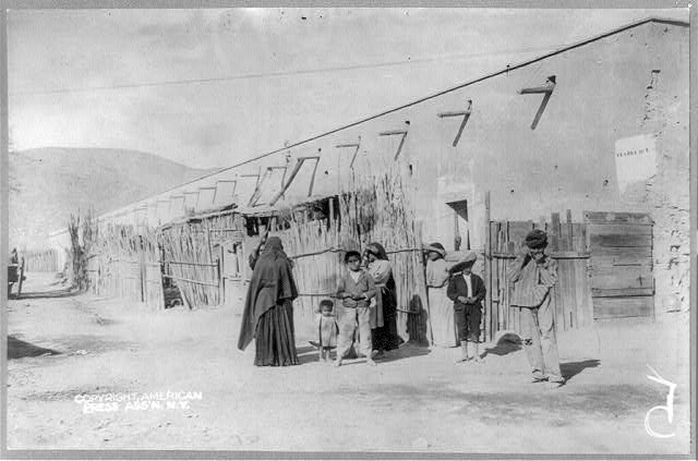 File:Eight people in front of watering place, Torreón, Mexico LCCN89707296.jpg